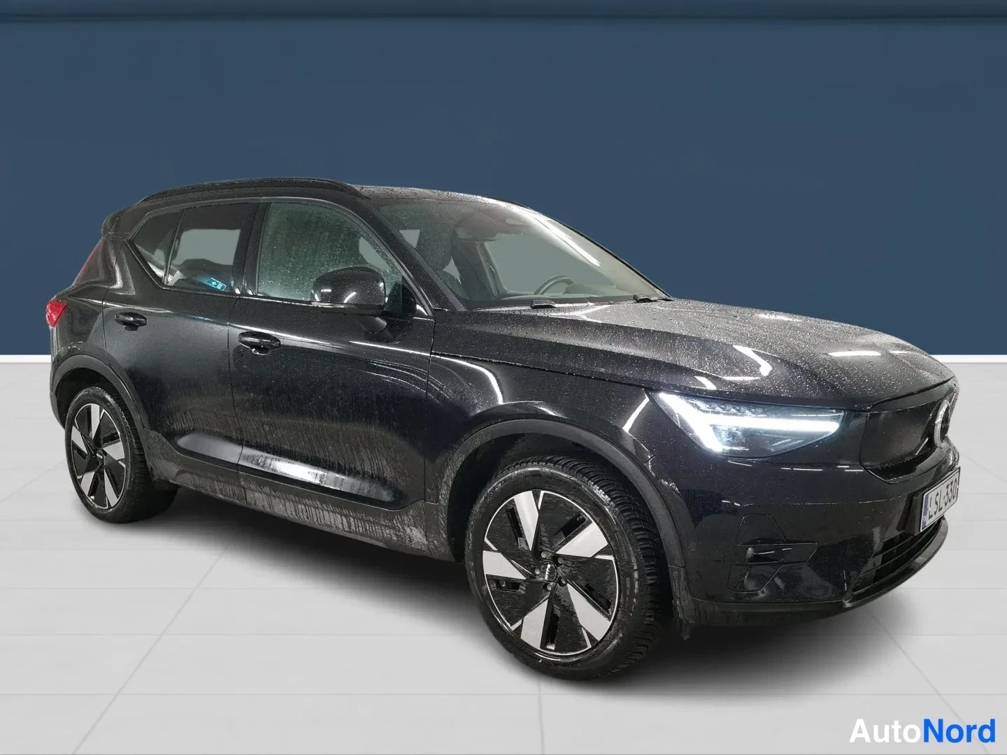 Black Volvo XC40 2024, front three-quarter, nose to the right, photo 2