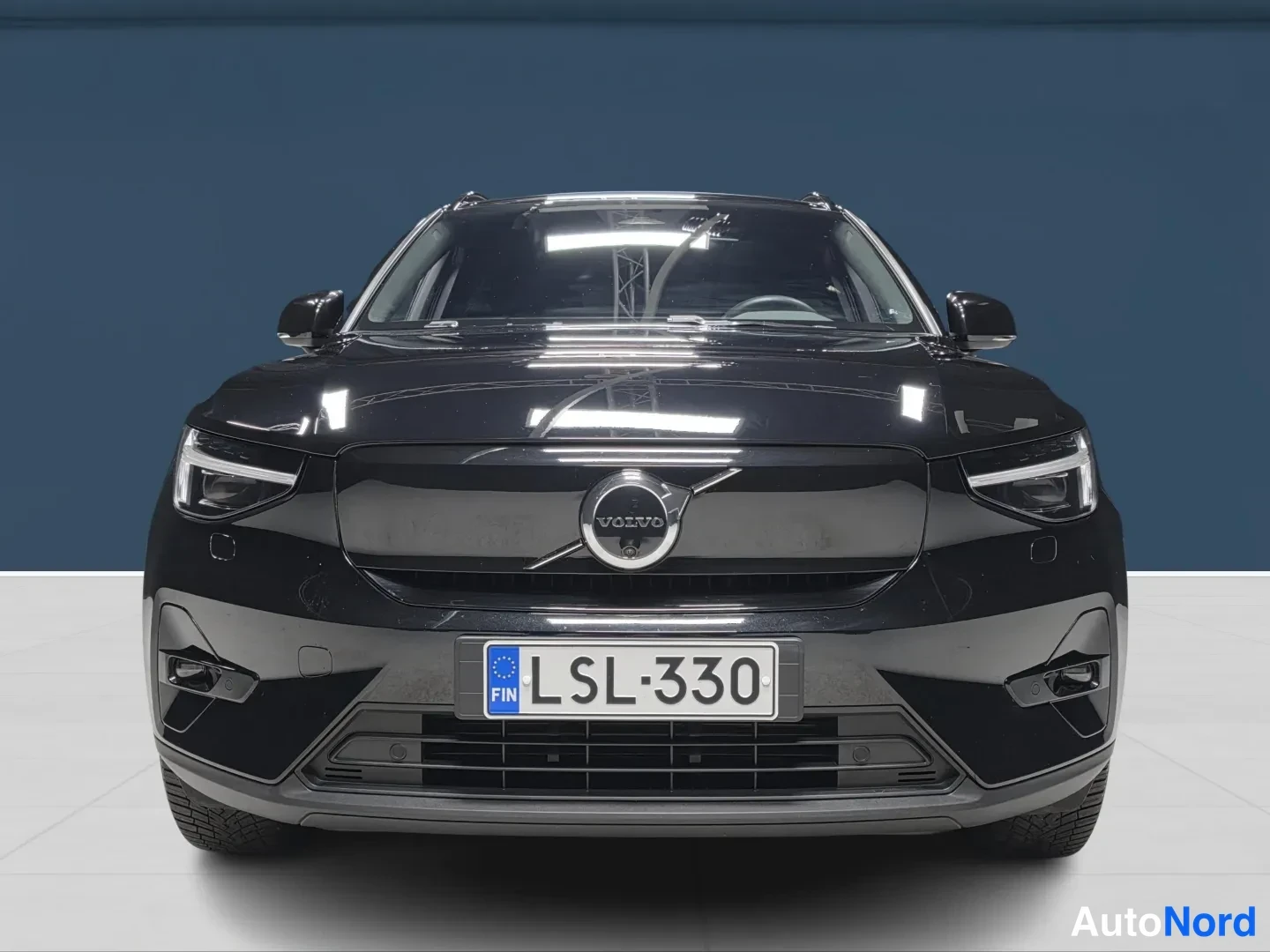 Musta Volvo XC40 2024, edestä, kuva 4