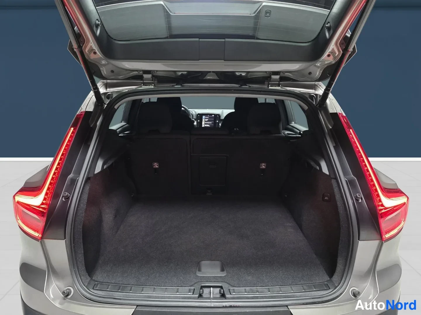 Grey Volvo XC40 2022, rear, photo 7