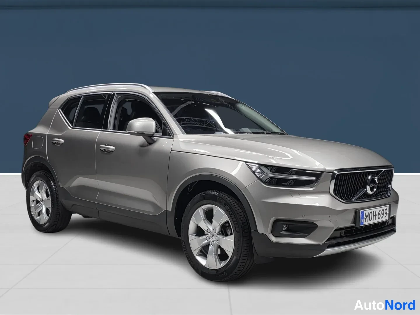 Grey Volvo XC40 2022, front three-quarter, nose to the right, photo 2