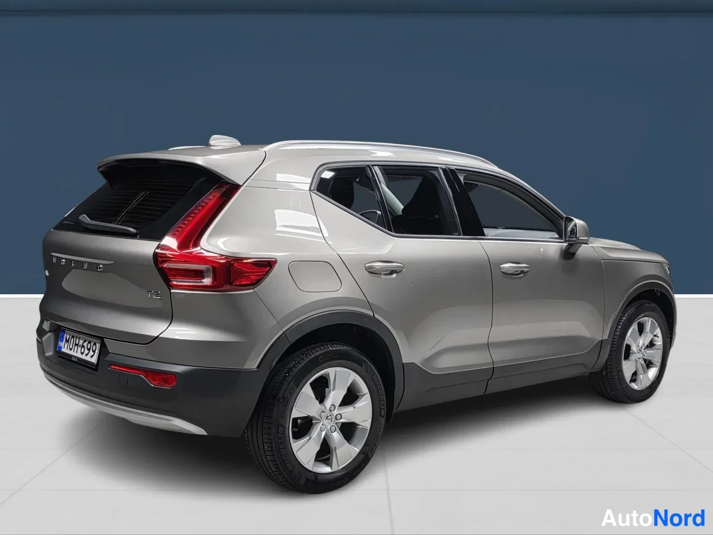 Grey Volvo XC40 2022, rear three-quarter, photo 5