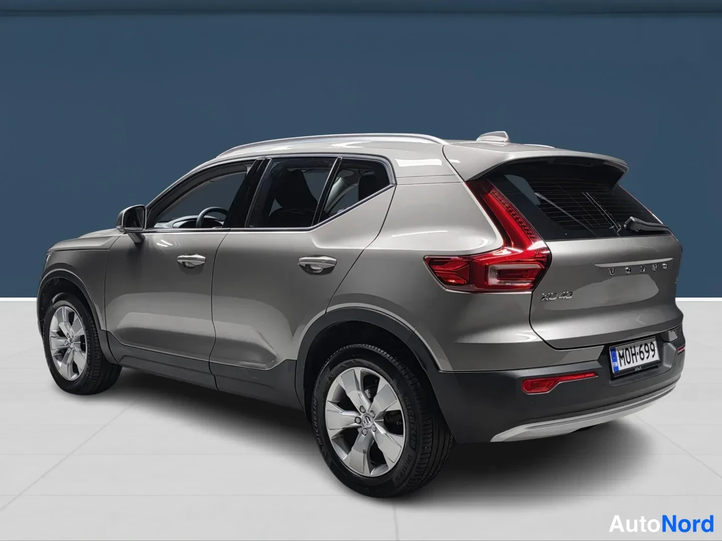 Grey Volvo XC40 2022, rear three-quarter, photo 4
