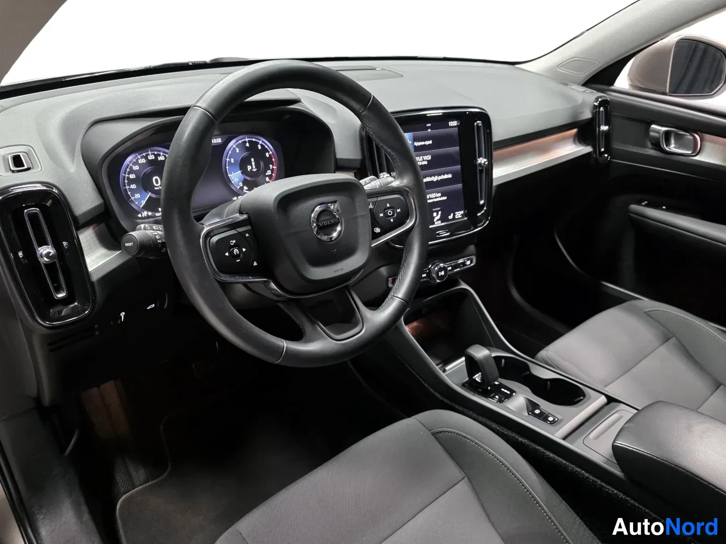 Grey Volvo XC40 2022, photo 9