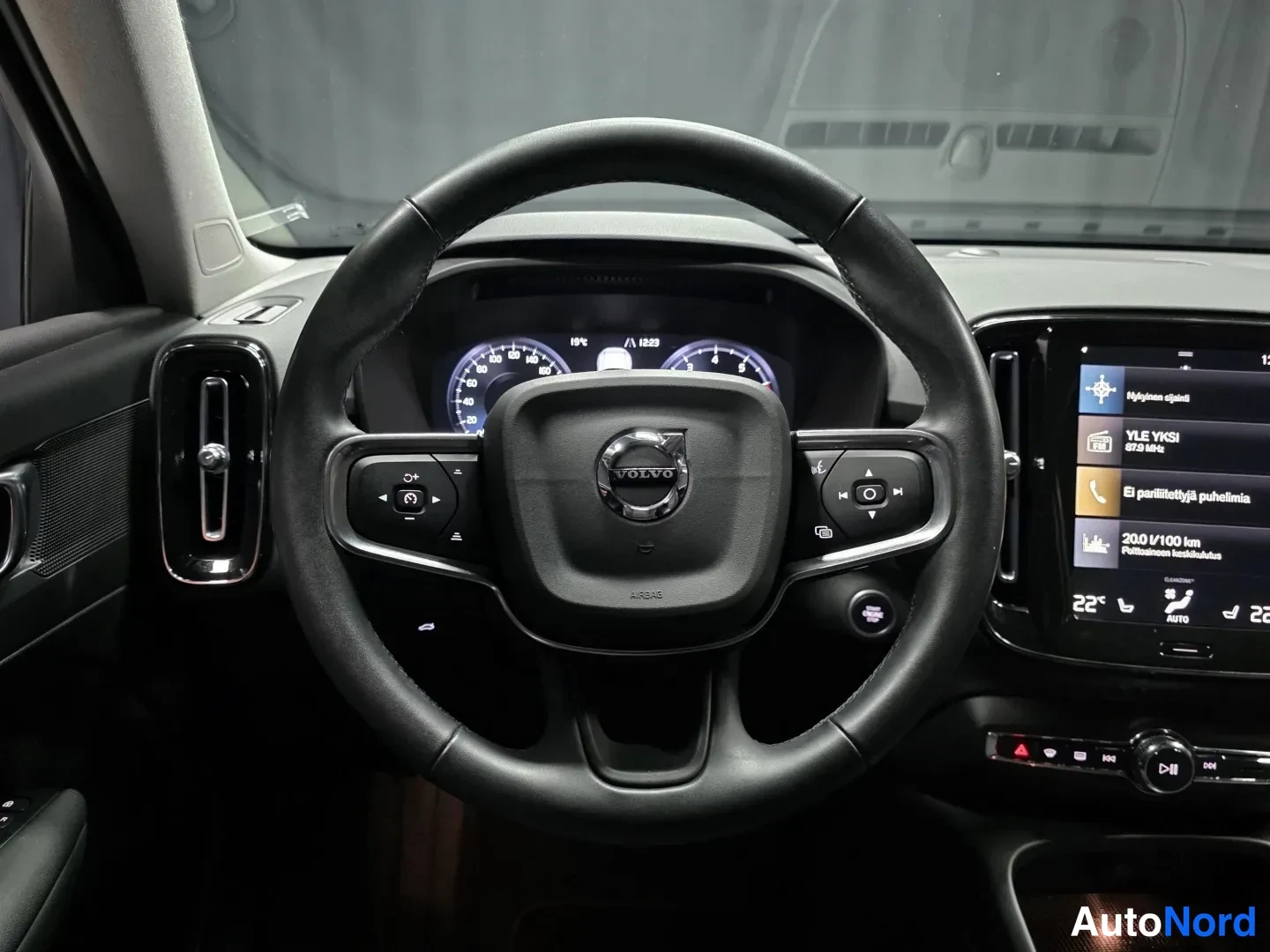 Grey Volvo XC40 2022, photo 11