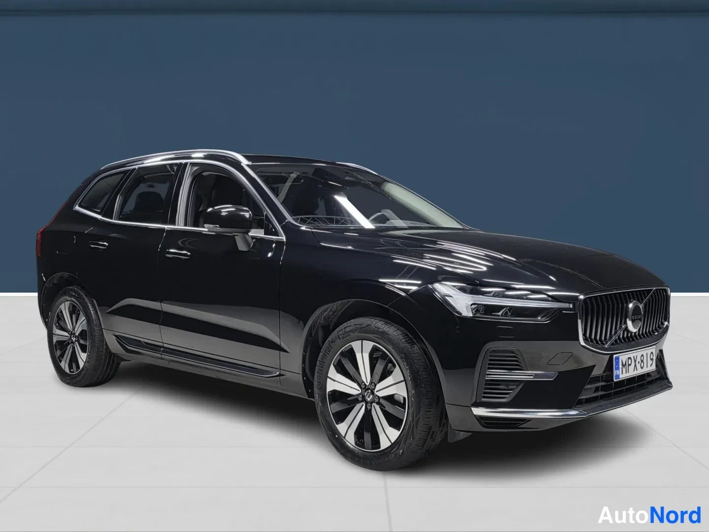 Svart Volvo XC60 2025, snett framifrån, fronten åt höger, bild 2