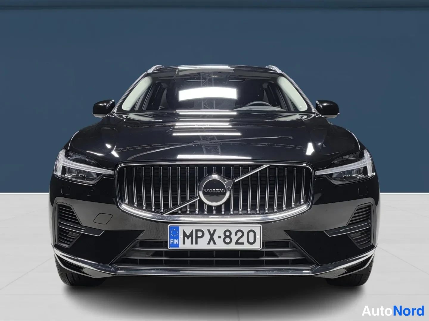 Musta Volvo XC60 2025, edestä, kuva 3