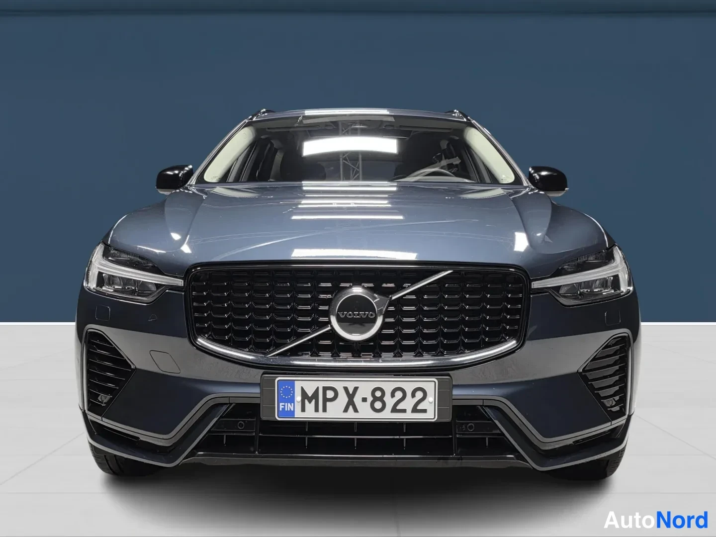 Sininen Volvo XC60 2025, edestä, kuva 3