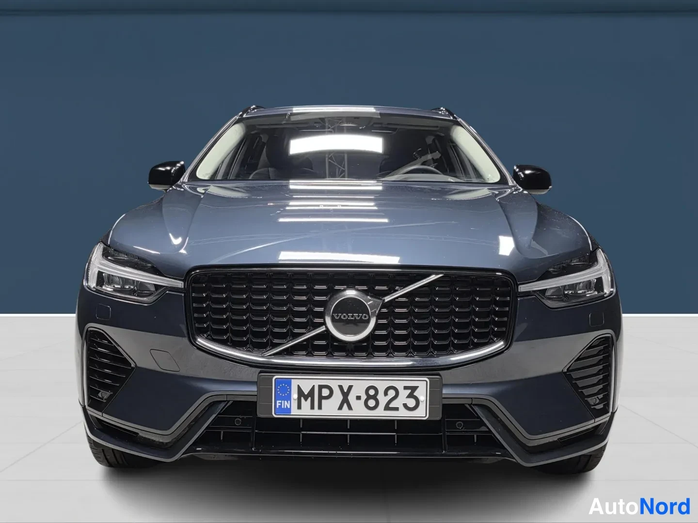 Sininen Volvo XC60 2025, edestä, kuva 3
