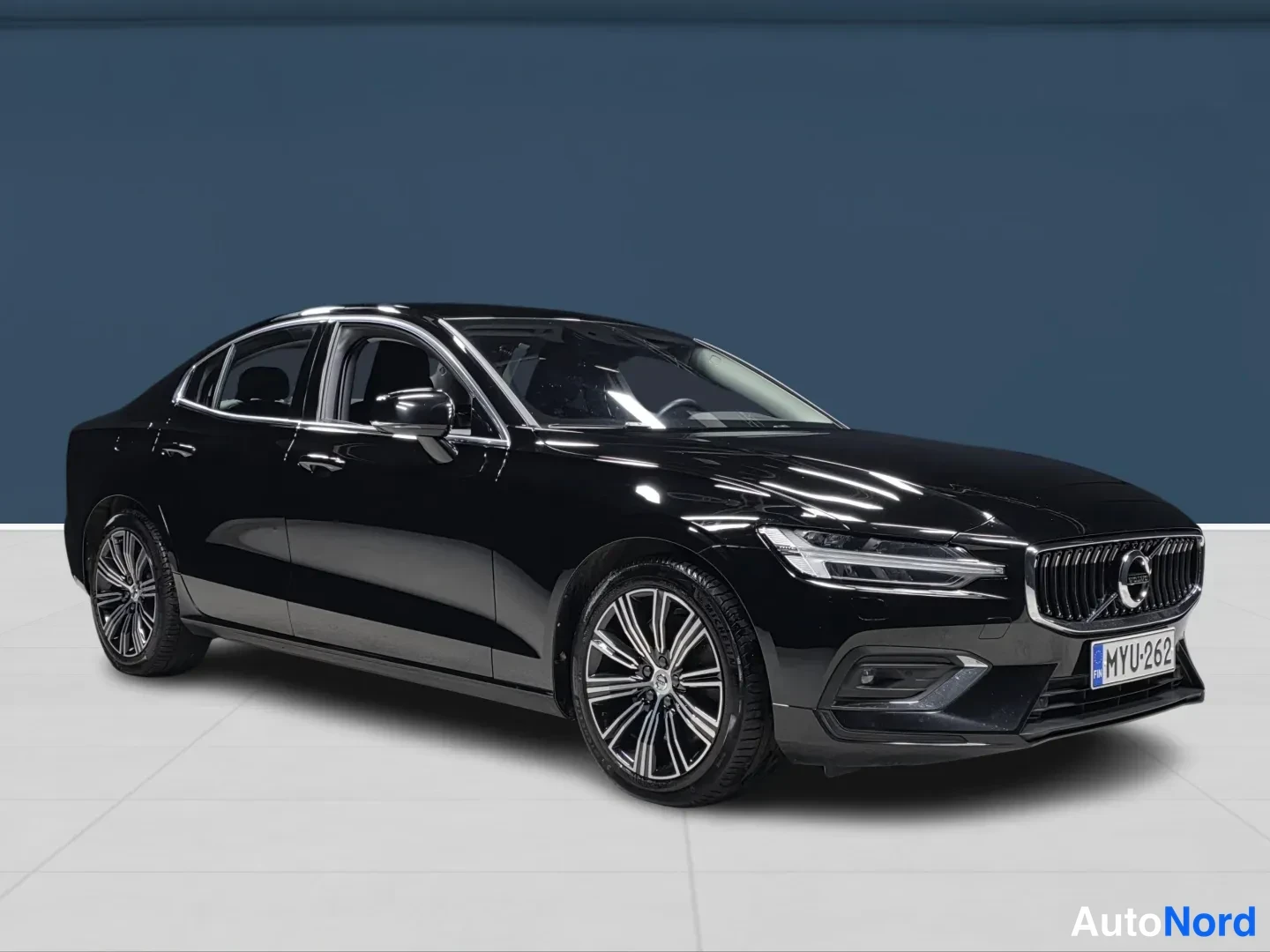 Black Volvo S60 2021, front three-quarter, nose to the right, photo 2