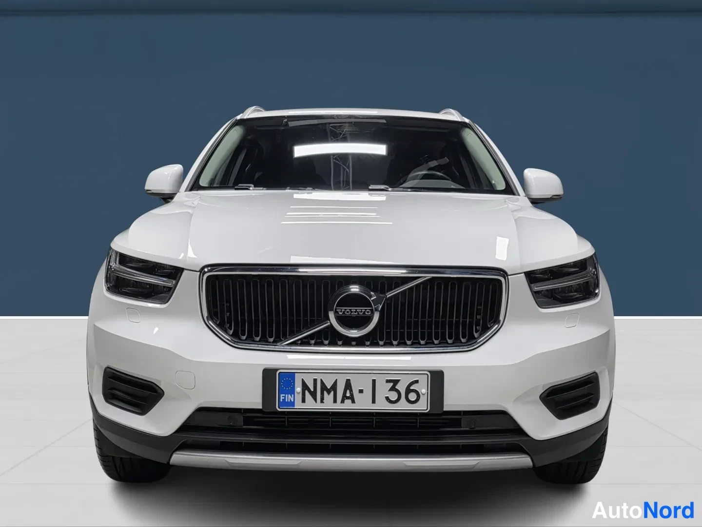 White Volvo XC40 2020, front, photo 3