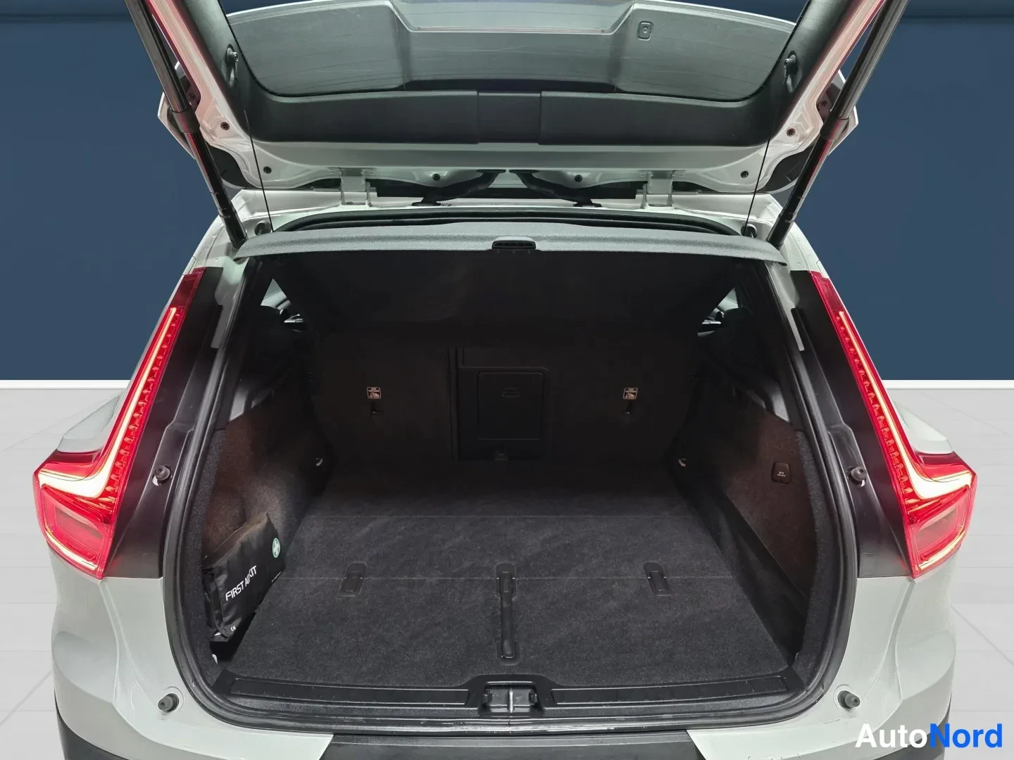 White Volvo XC40 2020, rear, photo 7