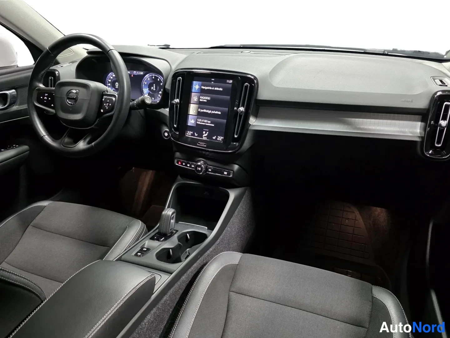 White Volvo XC40 2020, photo 16