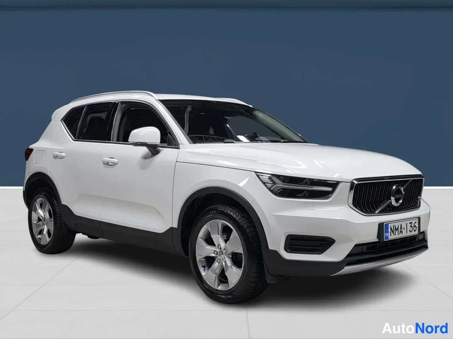 White Volvo XC40 2020, front three-quarter, nose to the right, photo 2