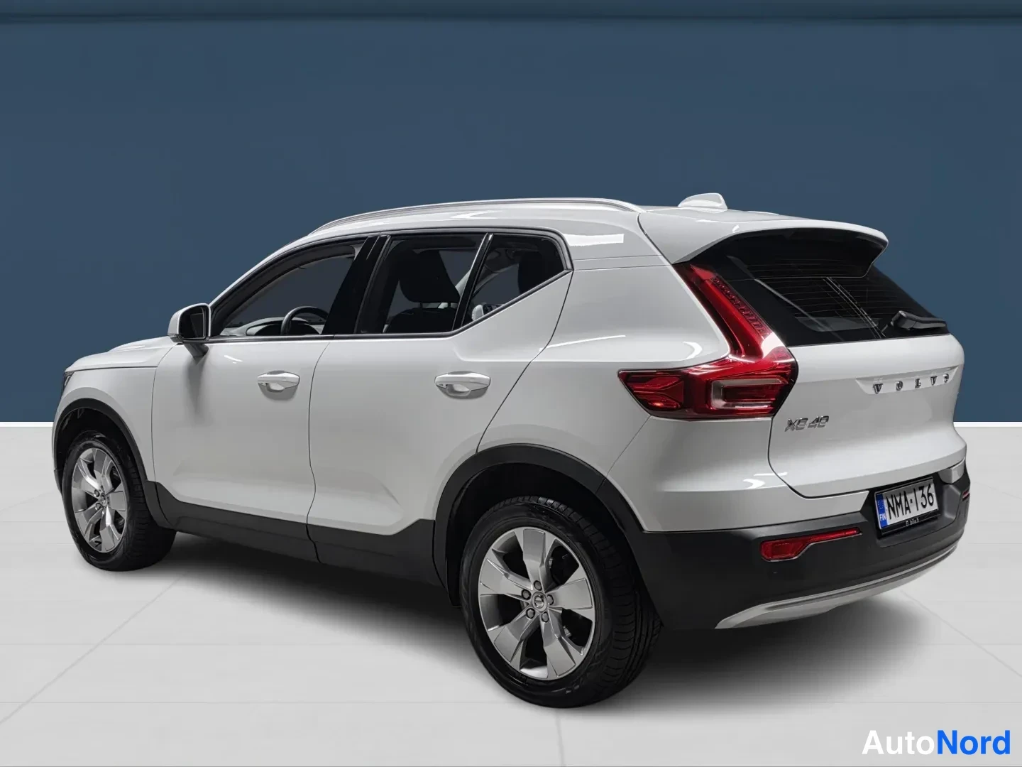 White Volvo XC40 2020, rear three-quarter, photo 5
