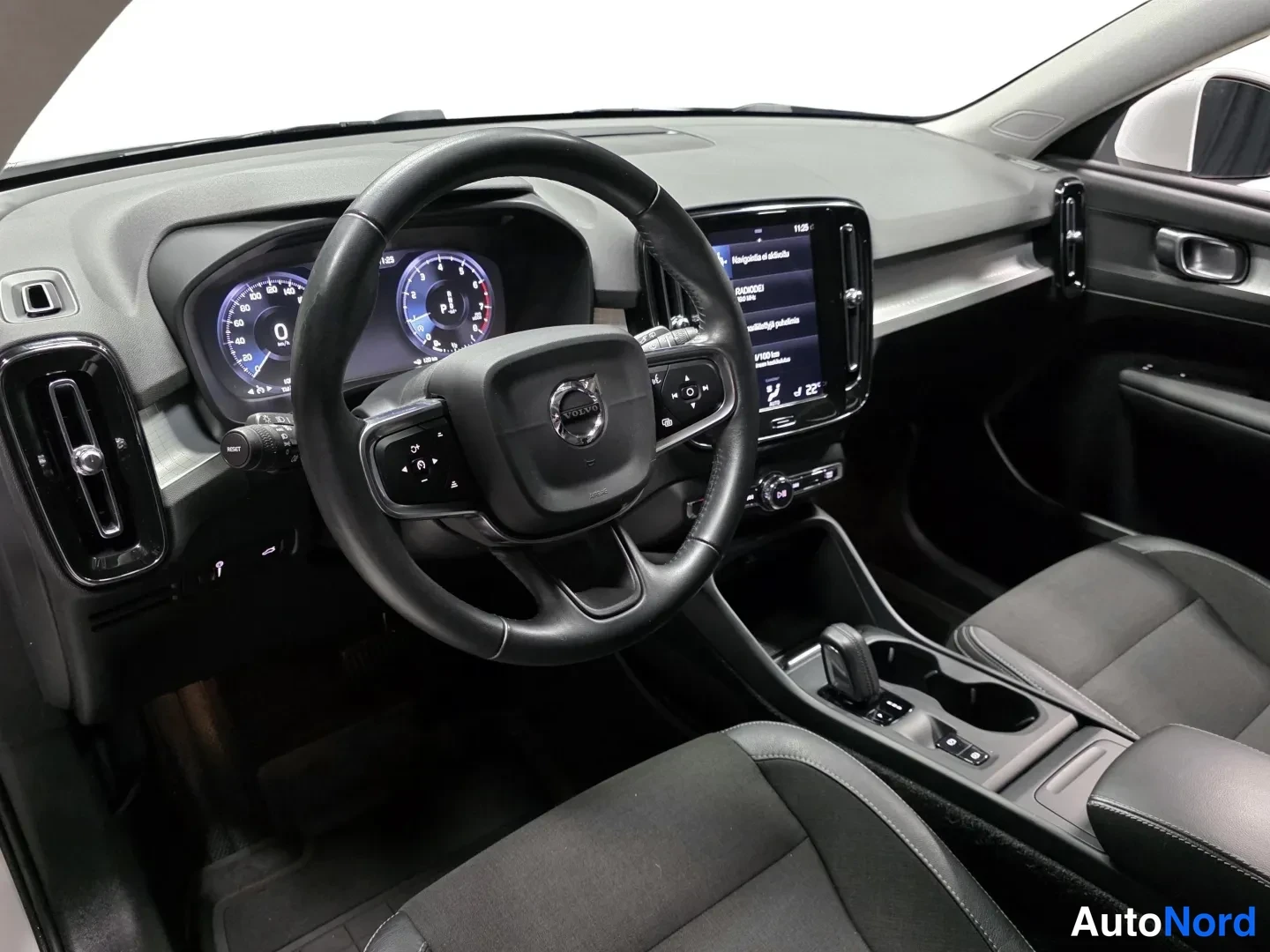 White Volvo XC40 2020, photo 9