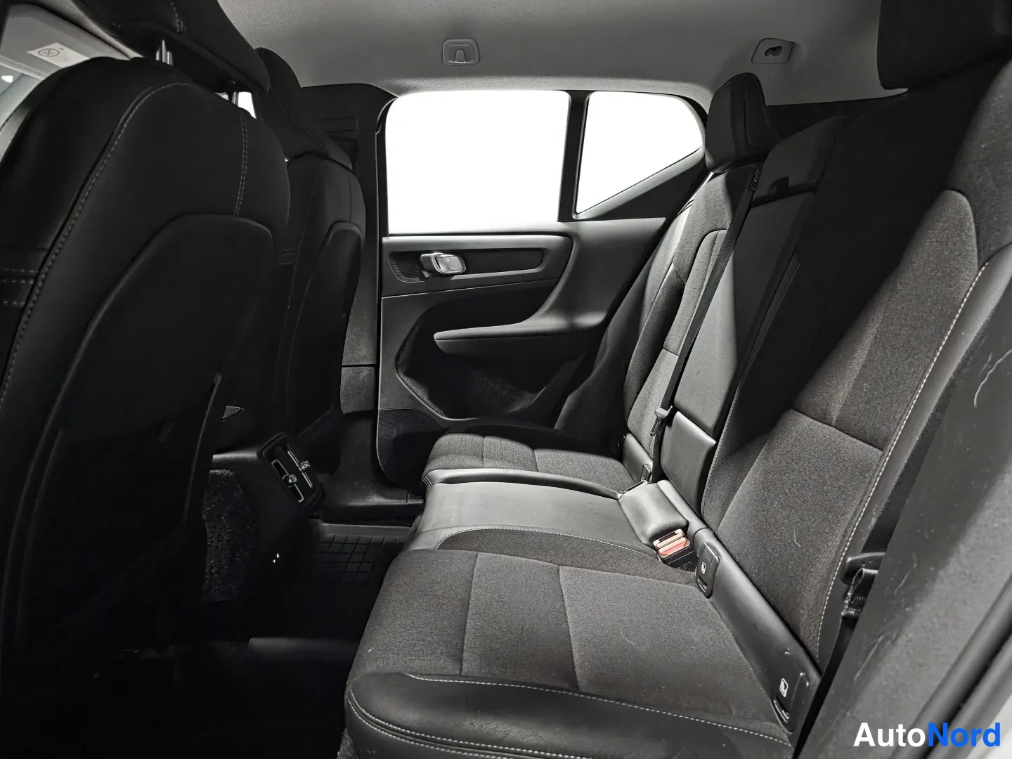 White Volvo XC40 2020, photo 10