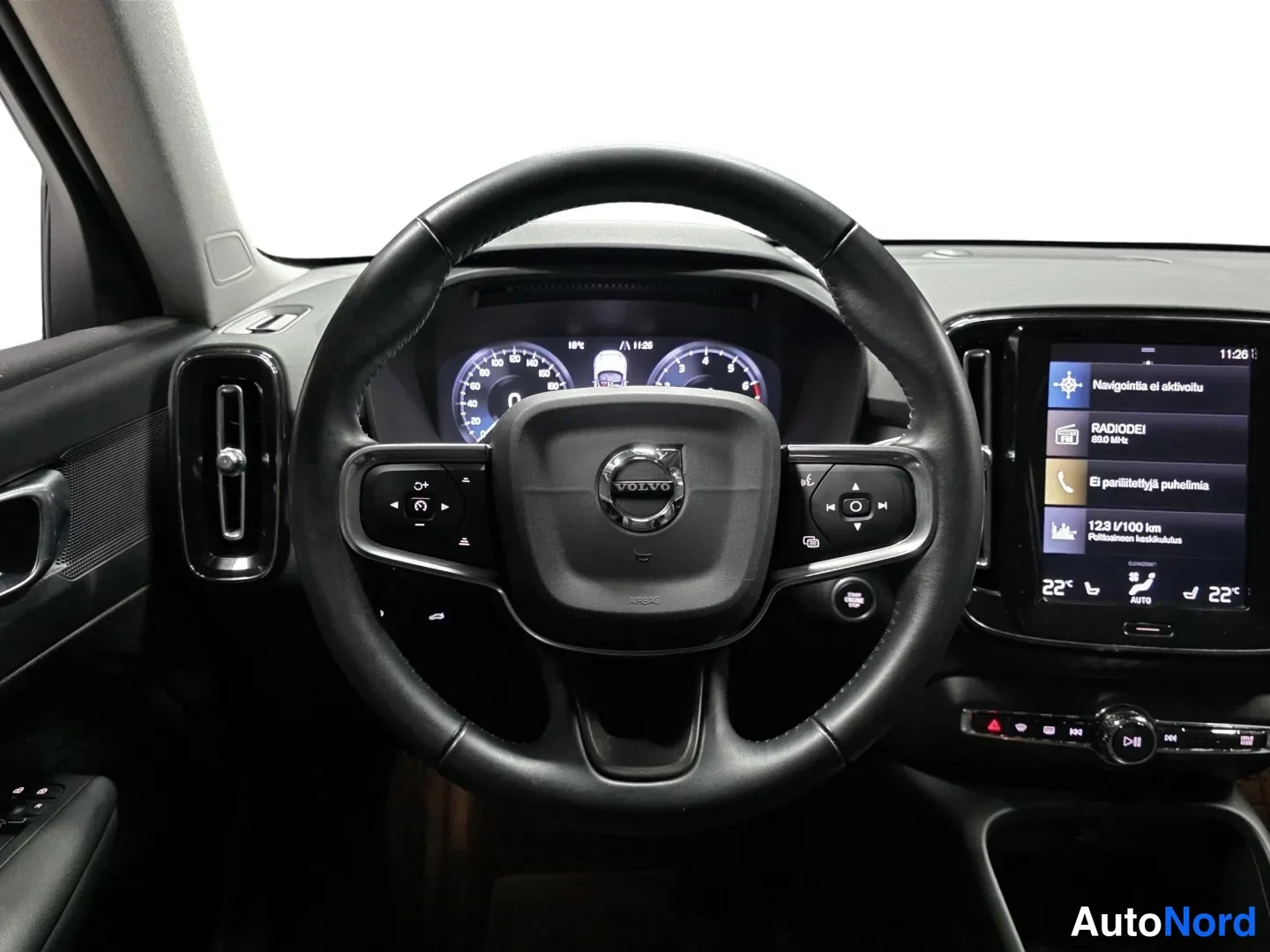 White Volvo XC40 2020, photo 11