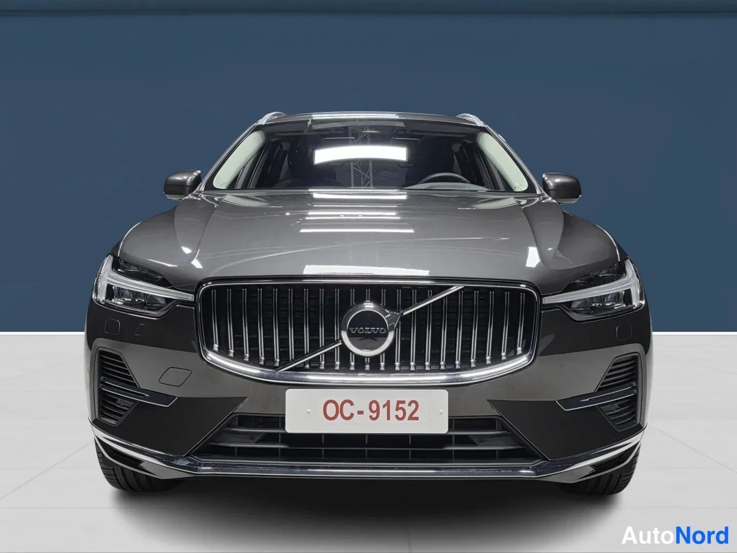 Harmaa Volvo XC60 2025, edestä, kuva 3