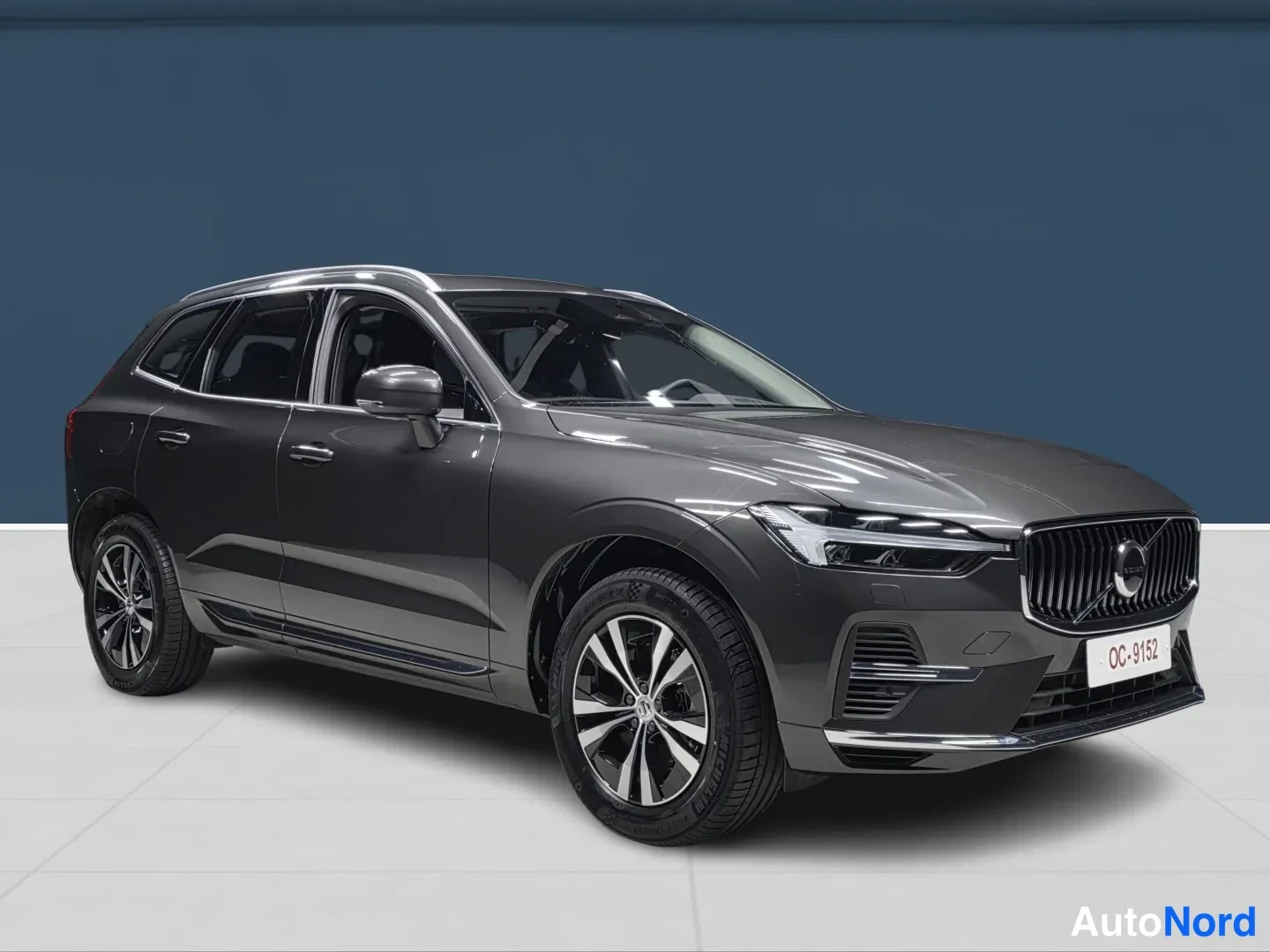 Harmaa Volvo XC60 2025, etuviisto, keula oikealle, kuva 2