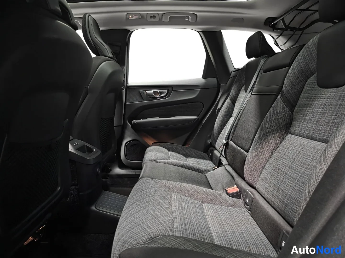 Harmaa Volvo XC60 2025, kuva 10