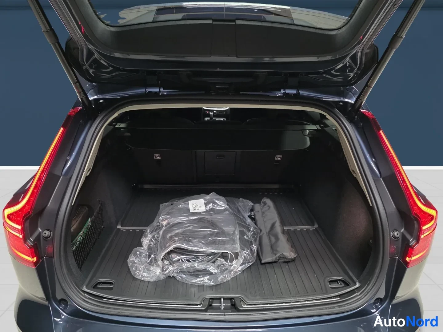 Sininen Volvo V60 2026, kuva 10
