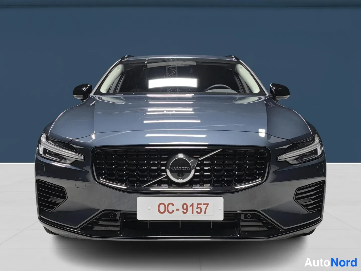 Sininen Volvo V60 2026, edestä, kuva 3