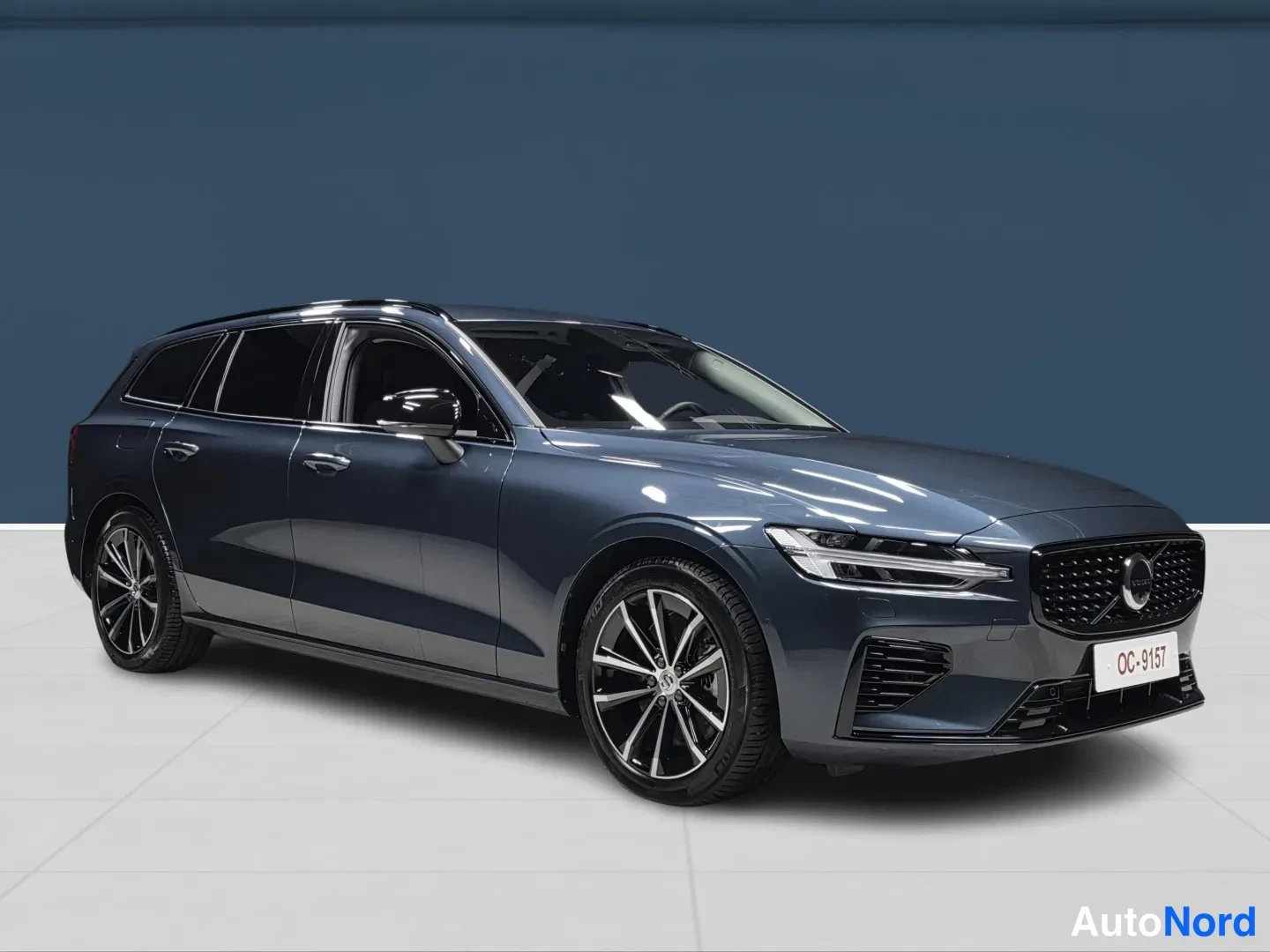 Sininen Volvo V60 2026, etuviisto, keula oikealle, kuva 2