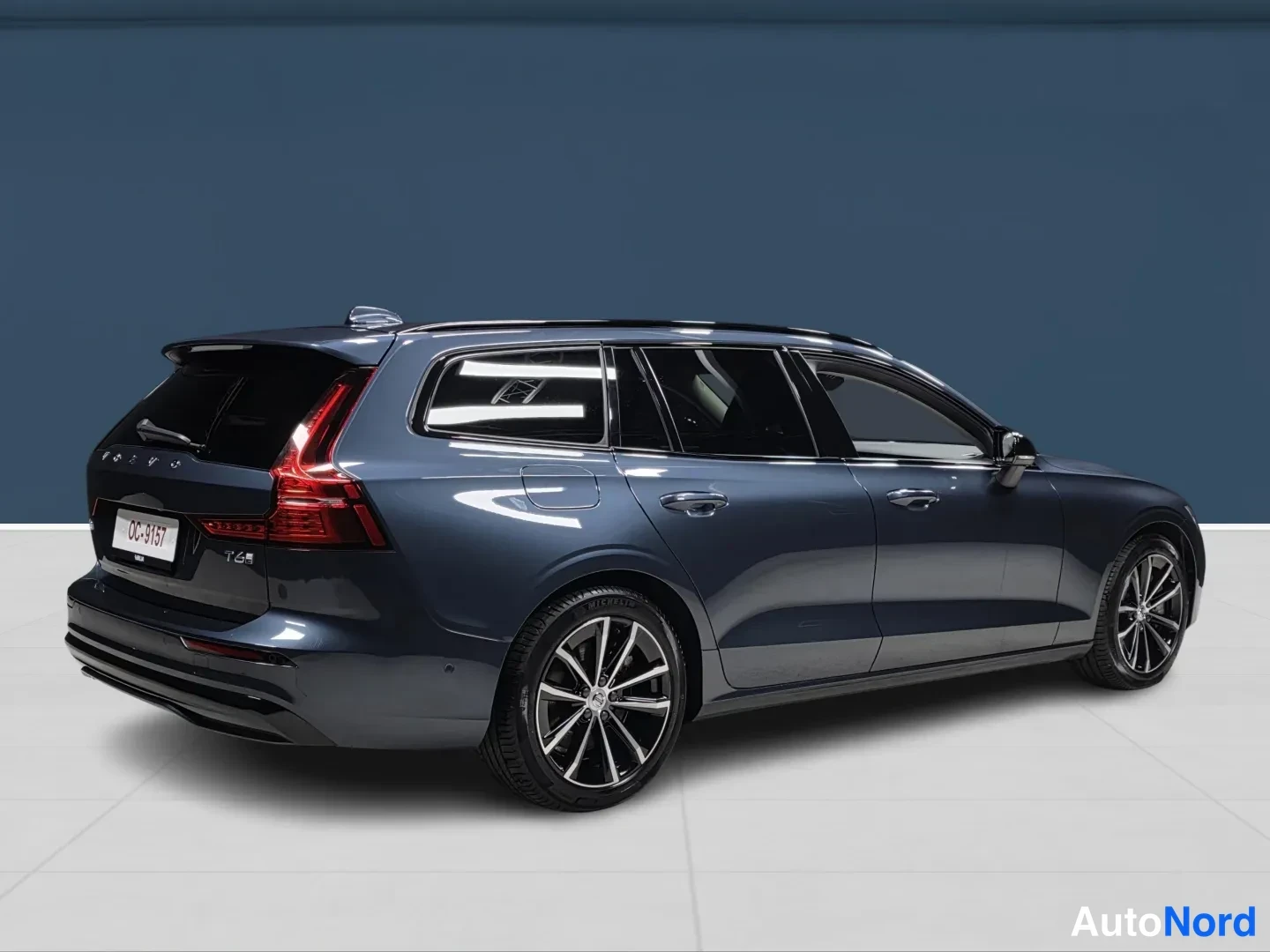 Sininen Volvo V60 2026, takaviisto, kuva 4