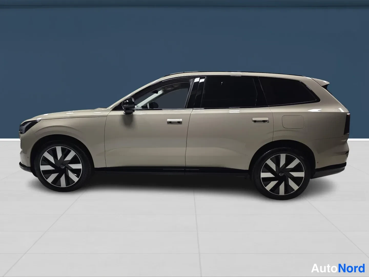Ruskea Volvo EX90 2025, etuviisto, keula vasemmalle, kuva 2