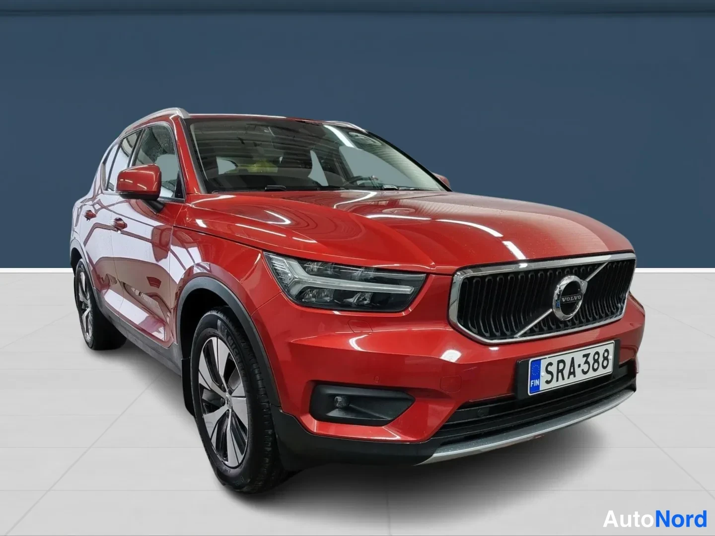 Red Volvo XC40 2020, photo 2