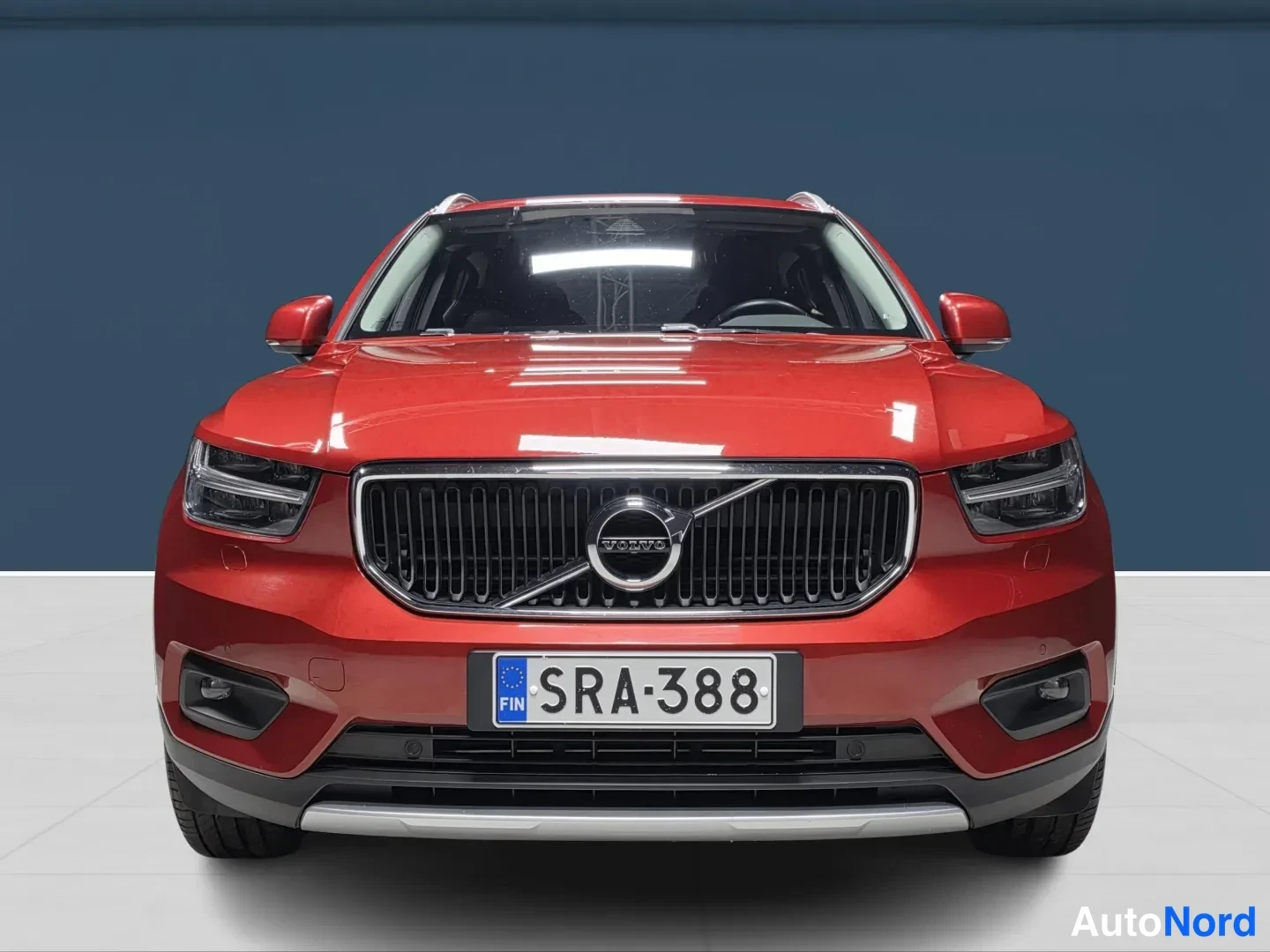 Punainen Volvo XC40 2020, edestä, kuva 4
