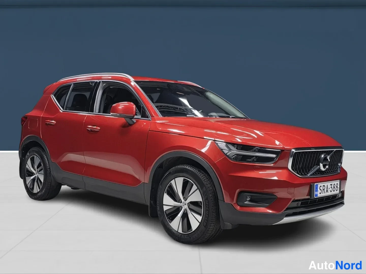 Punainen Volvo XC40 2020, etuviisto, keula oikealle, kuva 3