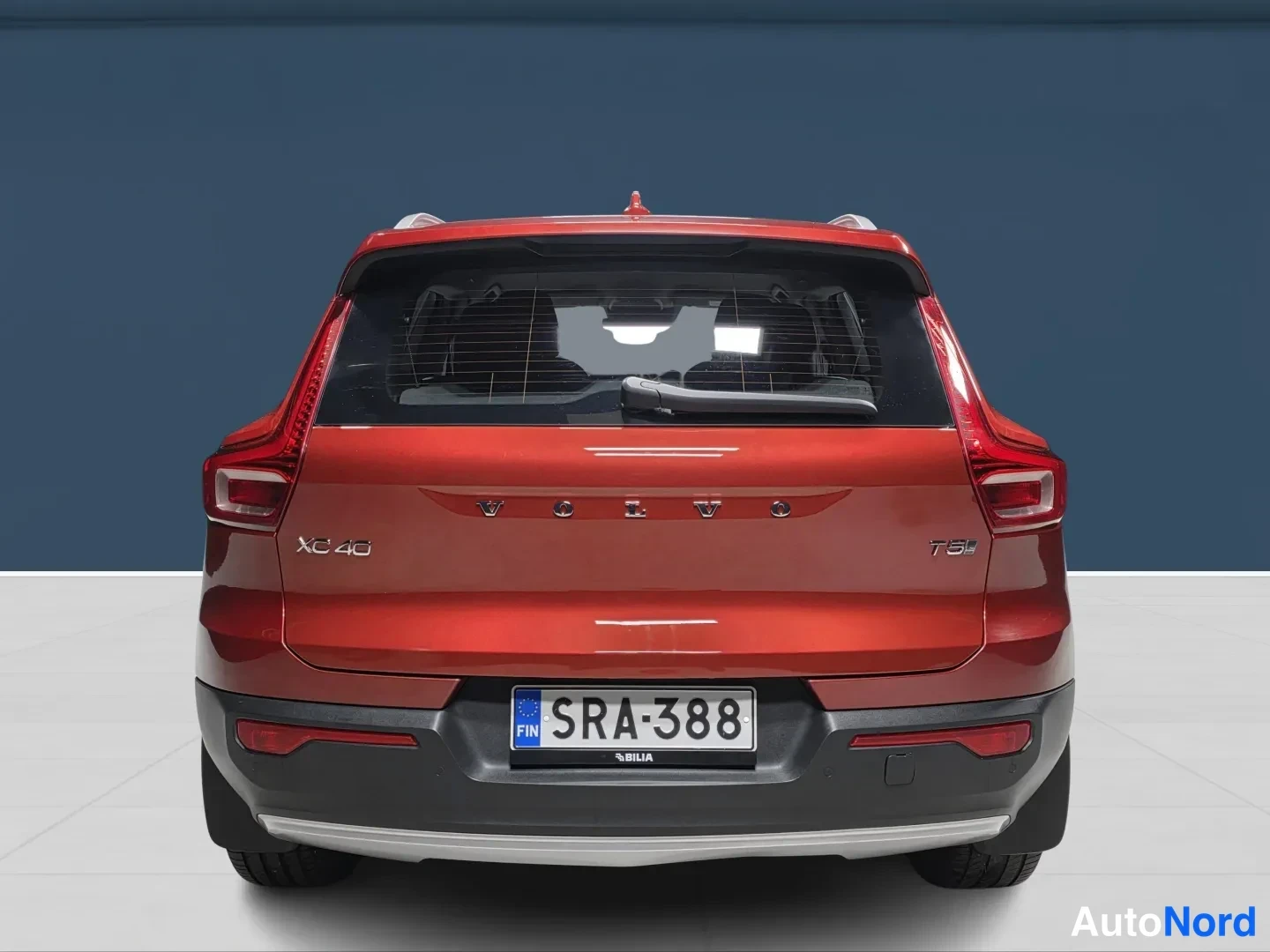 Punainen Volvo XC40 2020, takaa, kuva 8