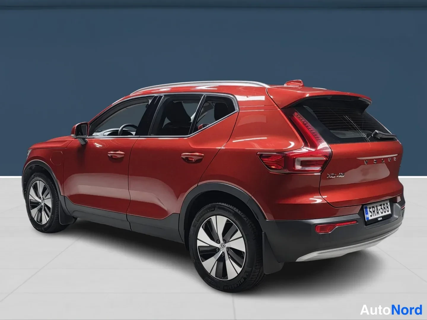 Punainen Volvo XC40 2020, takaviisto, kuva 7