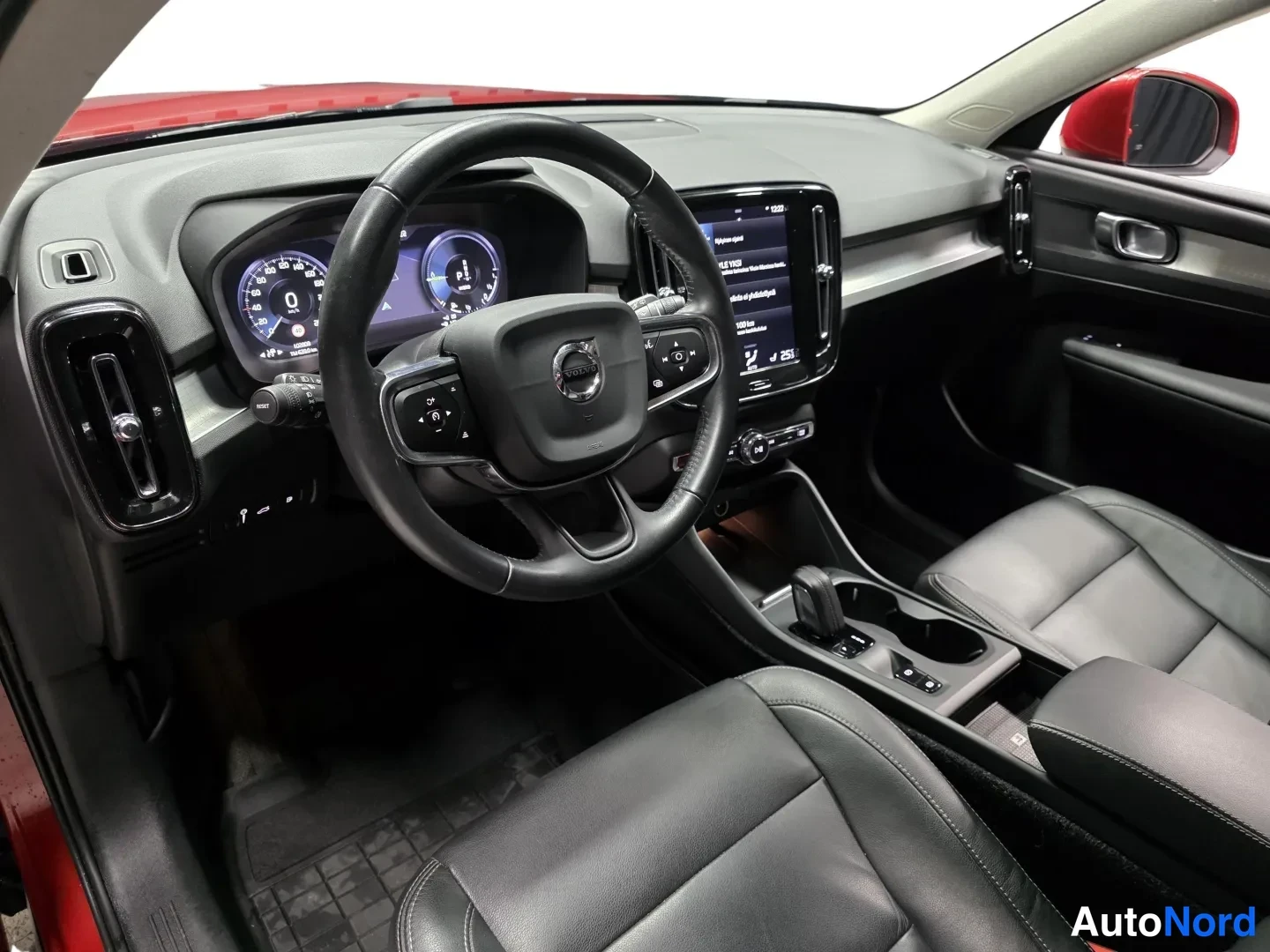Punainen Volvo XC40 2020, ohjaamo, kuva 9