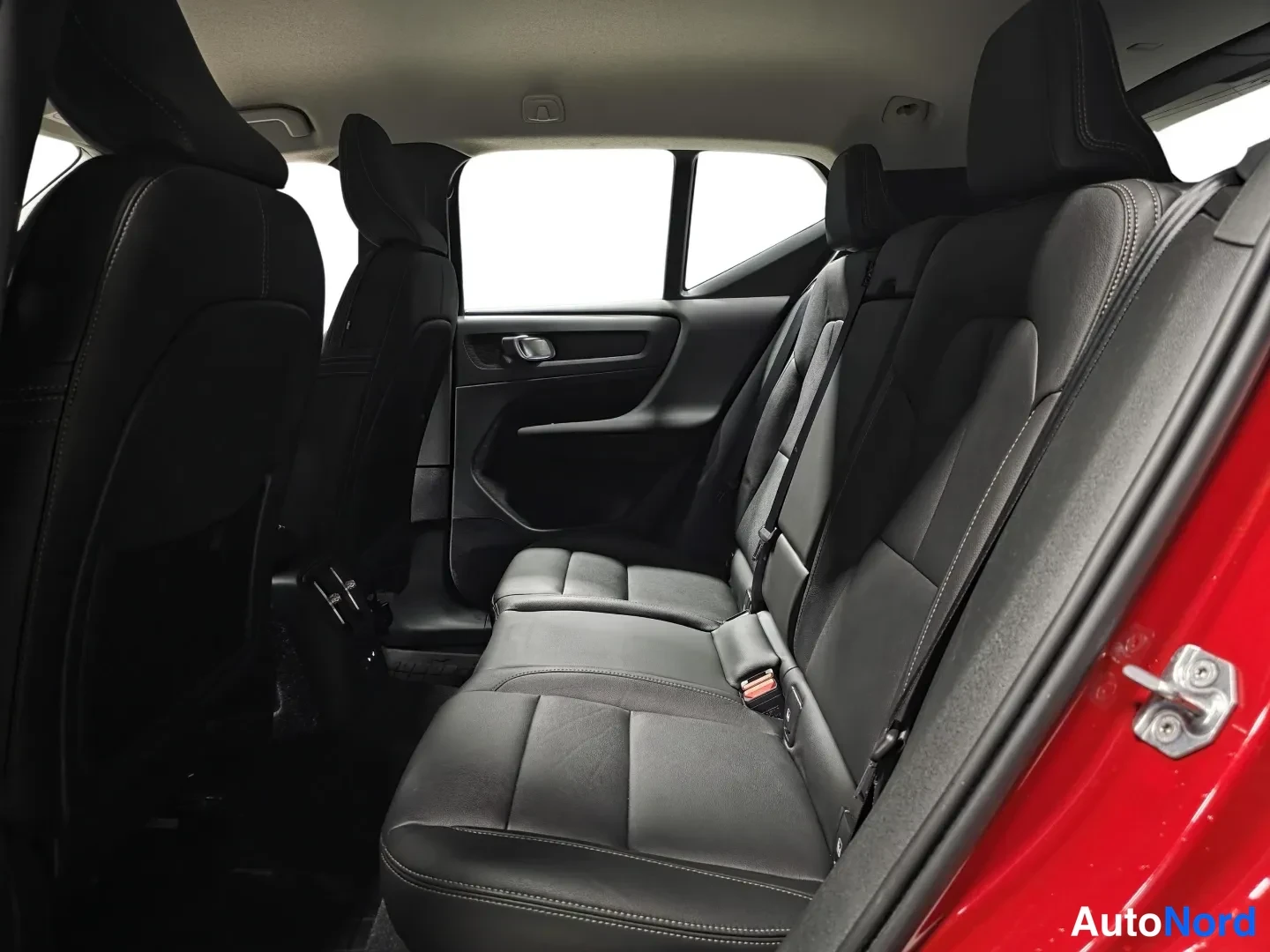 Punainen Volvo XC40 2020, takaistuimet, kuva 13