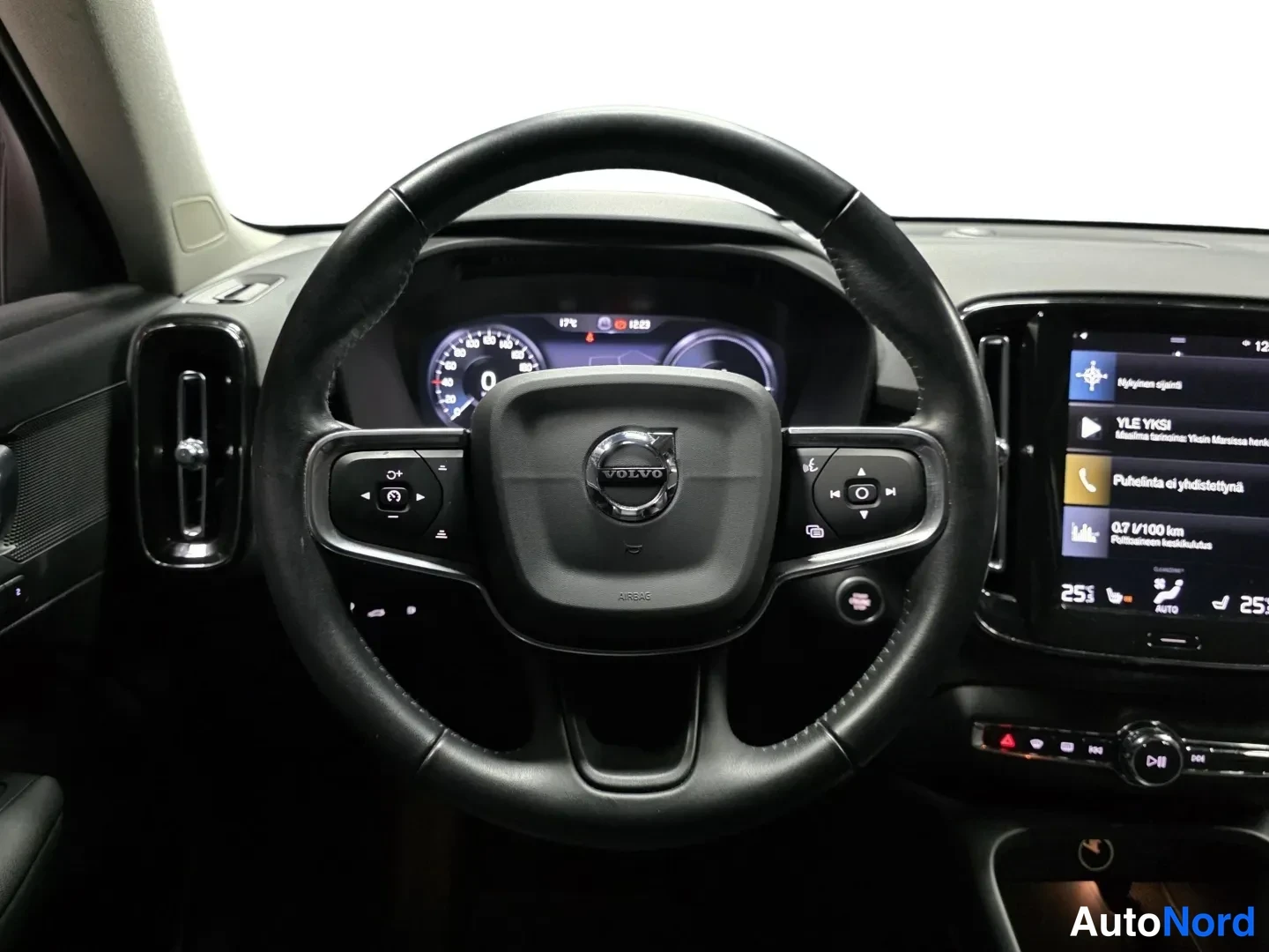 Punainen Volvo XC40 2020, ohjaamo, kuva 10