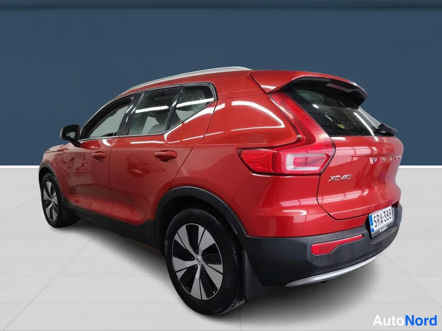 Red Volvo XC40 2020, photo 4