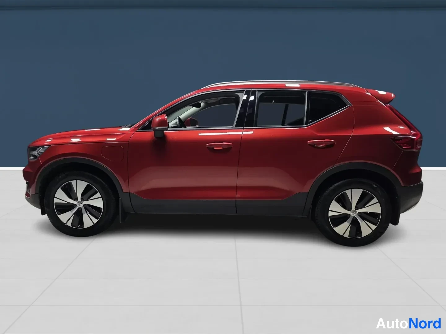 Punainen Volvo XC40 2020, sivulta, kuva 5
