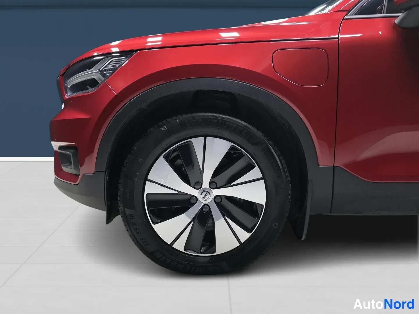 Punainen Volvo XC40 2020, etuviisto, keula vasemmalle, kuva 2