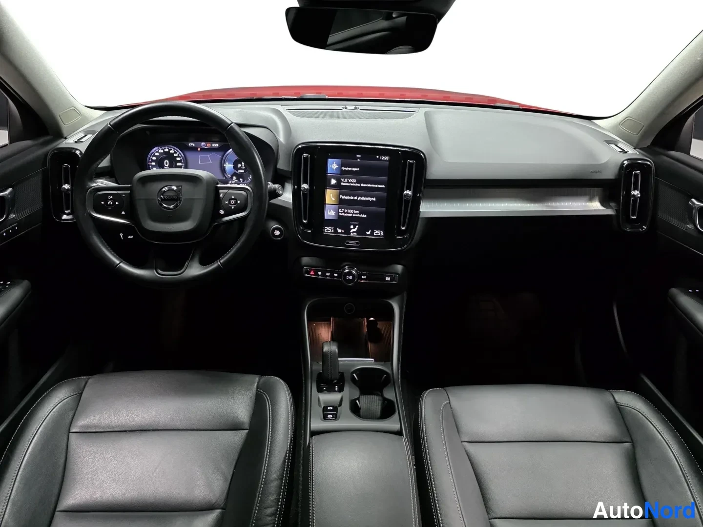 Punainen Volvo XC40 2020, ohjaamo, kuva 11