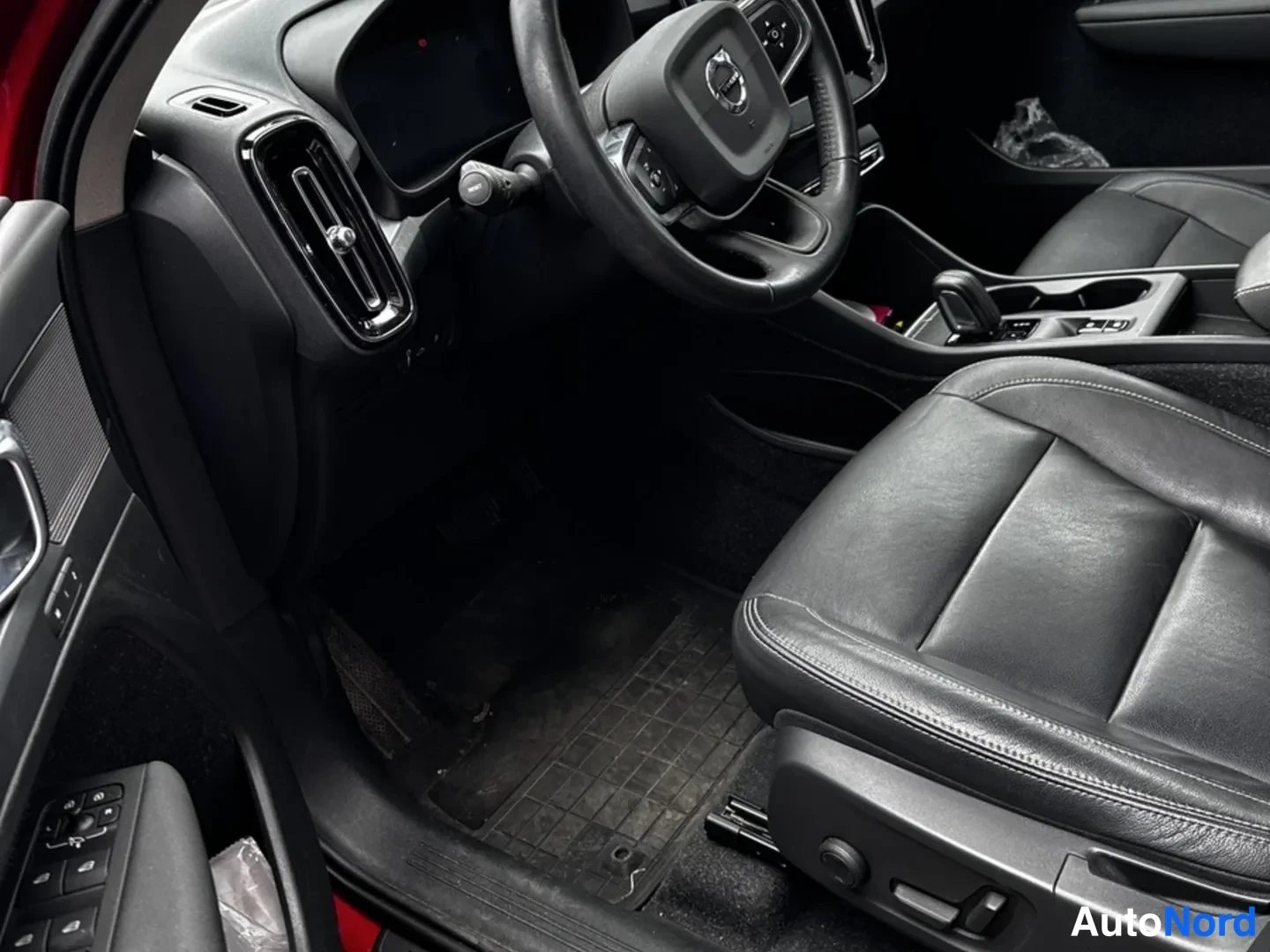 Red Volvo XC40 2020, photo 8