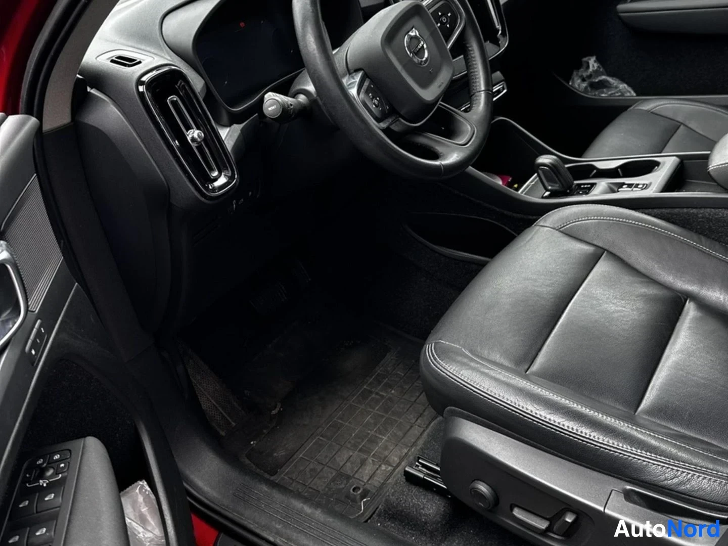 Red Volvo XC40 2020, photo 7