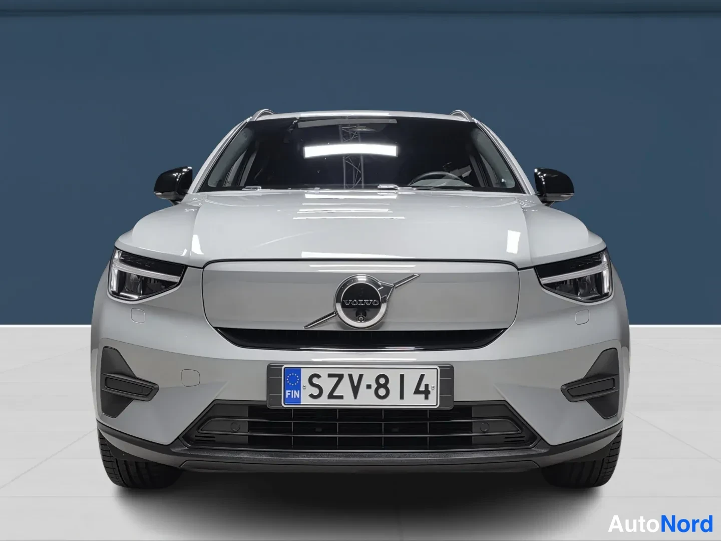 Harmaa Volvo EX40 2025, edestä, kuva 3
