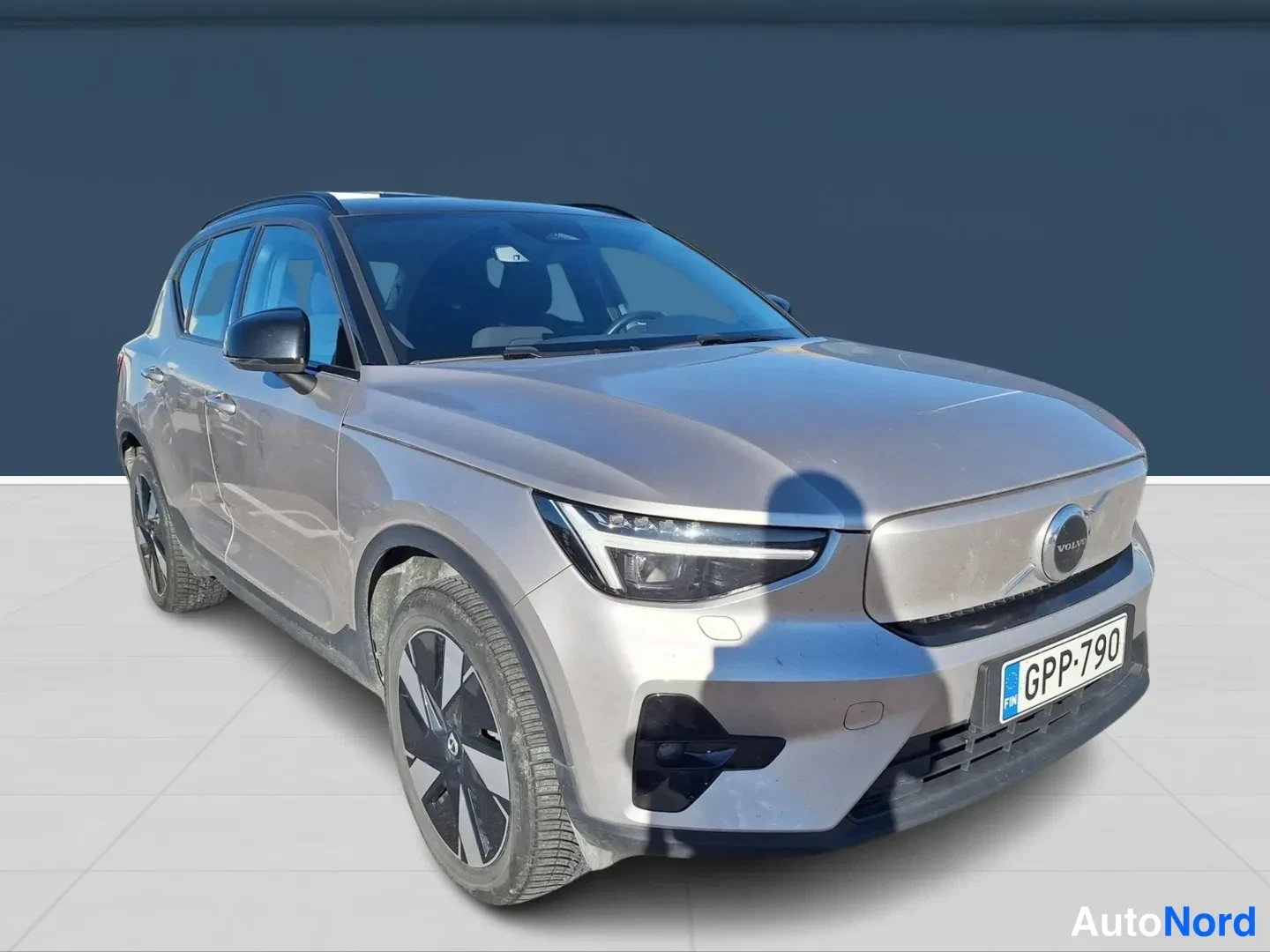 Brown Volvo XC40 2024, front three-quarter, nose to the right, photo 3
