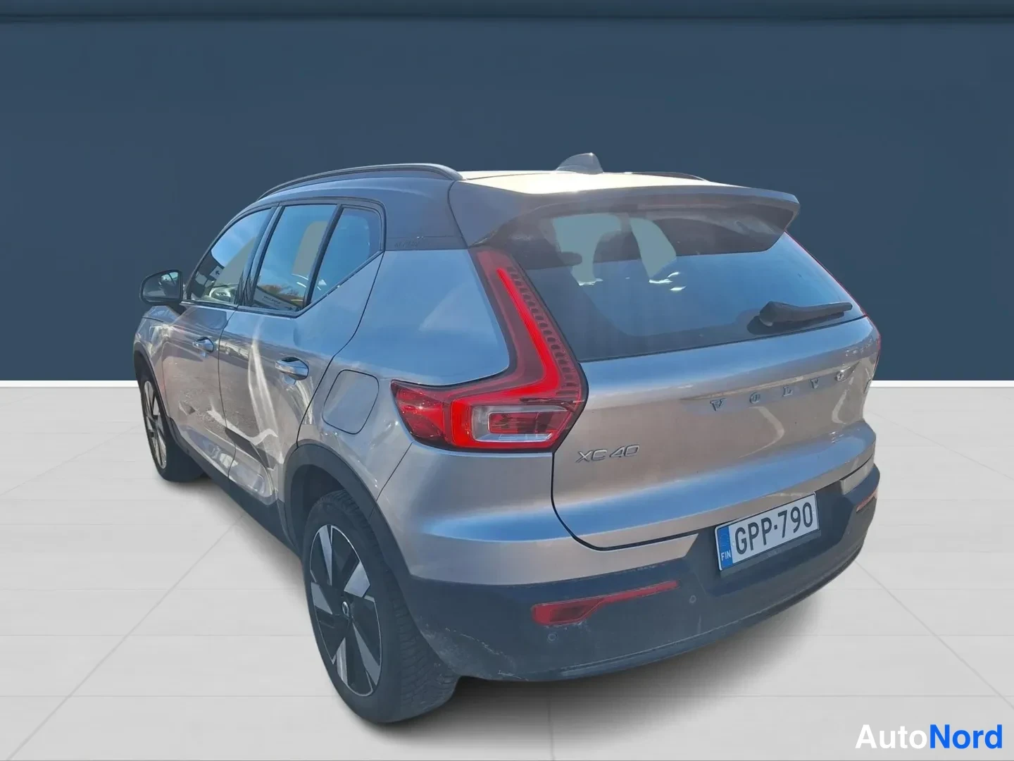 Brown Volvo XC40 2024, rear three-quarter, photo 4