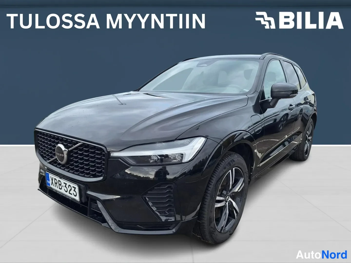 Black Volvo XC60 2022, front three-quarter, nose to the left, photo 2