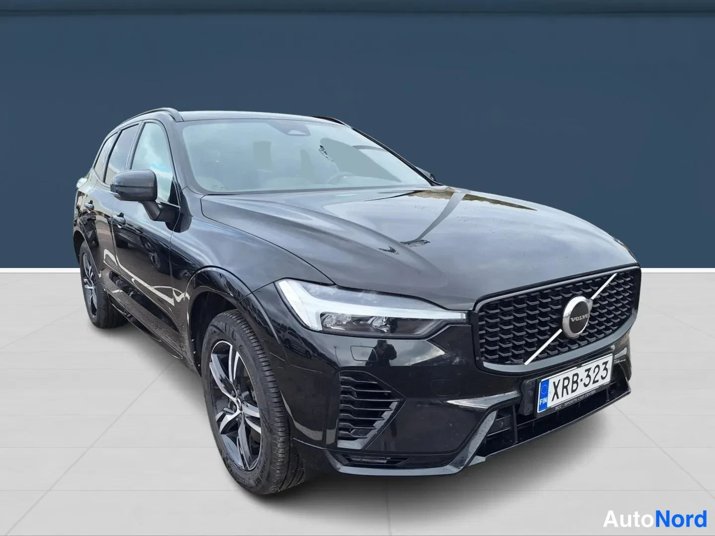 Black Volvo XC60 2022, front three-quarter, nose to the right, photo 3