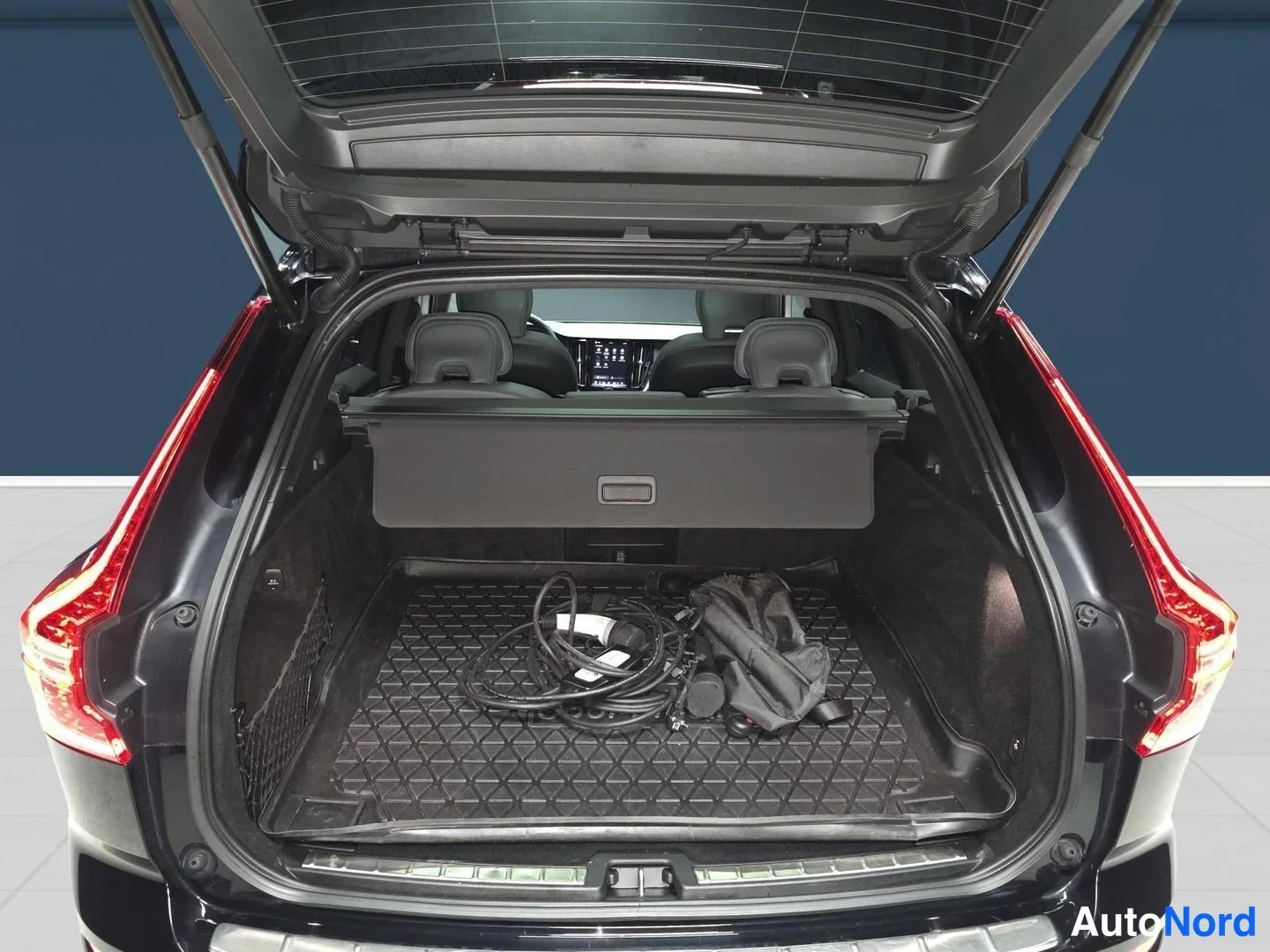 Musta Volvo XC60 2022, takaa, kuva 9