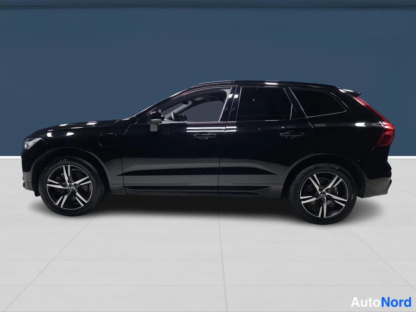Musta Volvo XC60 2022, sivulta, kuva 5